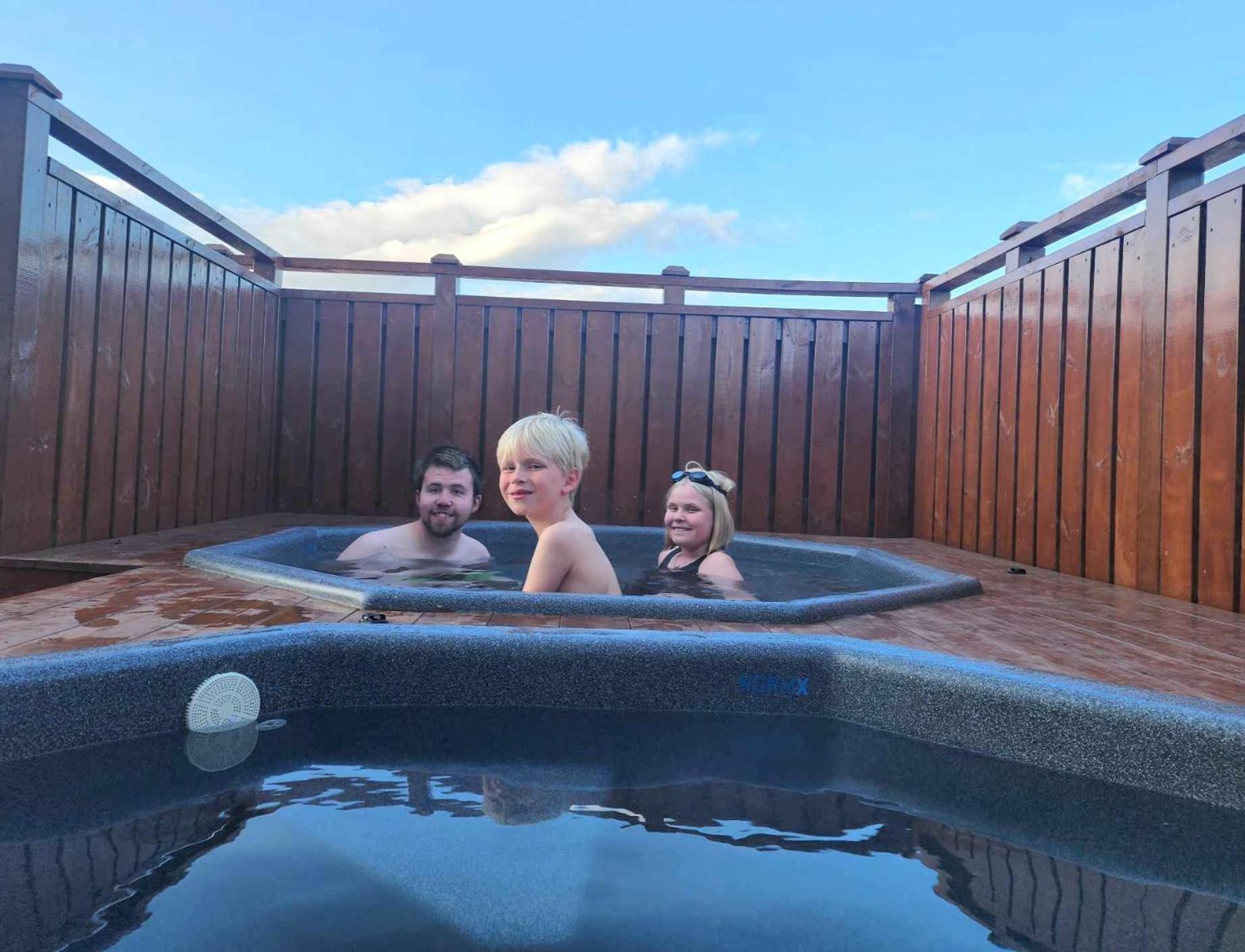 Ak Rentals, With Hot Tubs 아퀴레이리 외부 사진